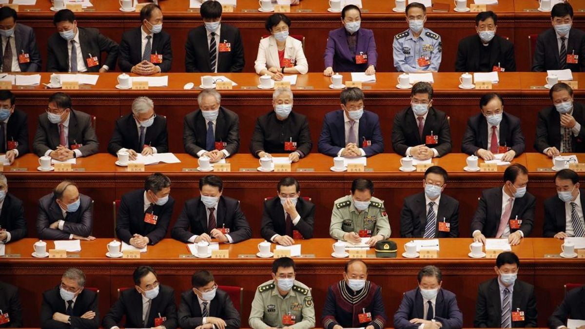 La imagen de la política en China: todos con mascarilla y sin distanciamiento social