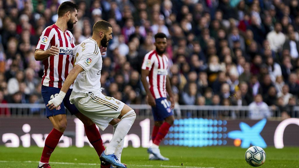 Benzema controla el balón ante Felipe en un derbi. Benzema controla el balón ante Felipe en un derbi.