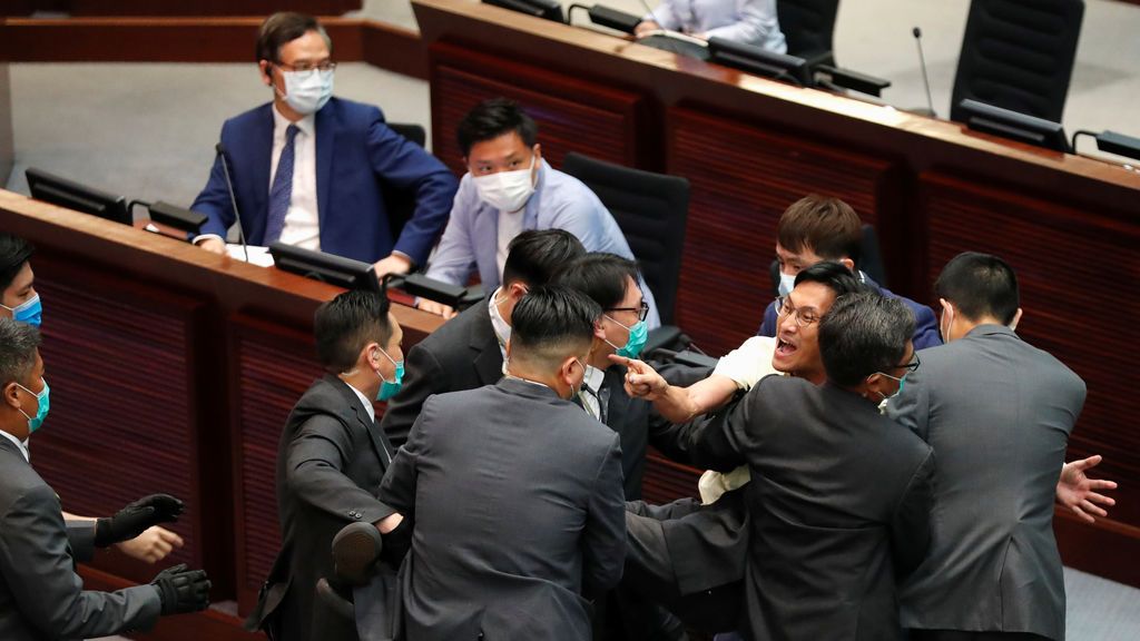 Trifulca en el Parlamento de Hong Kong este 18 de mayo