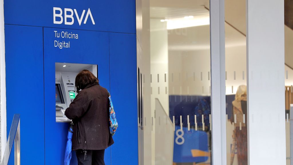 Una persona en un cajero del banco BBVA Una persona en un cajero del banco BBVA