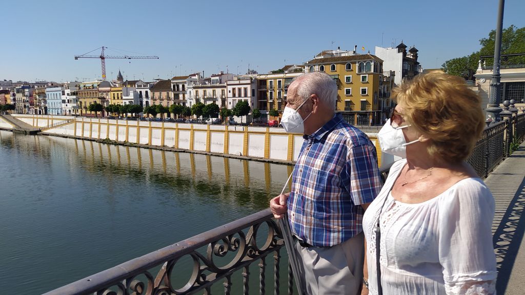 Sevilla se enfunda la mascarilla obligatoria a pesar de los 35 grados que caen sobre la ciudad Sevilla se enfunda la mascarilla obligatoria a pesar de los 35 grados que caen sobre la ciudad