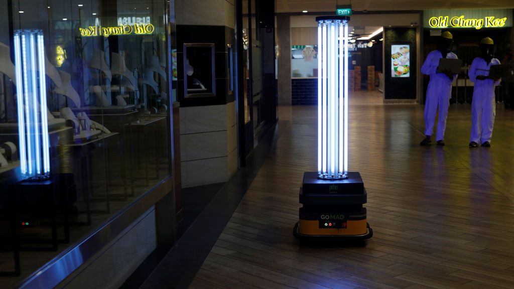 Un robot automático desinfecta con luz varias zonas de un centro comercial