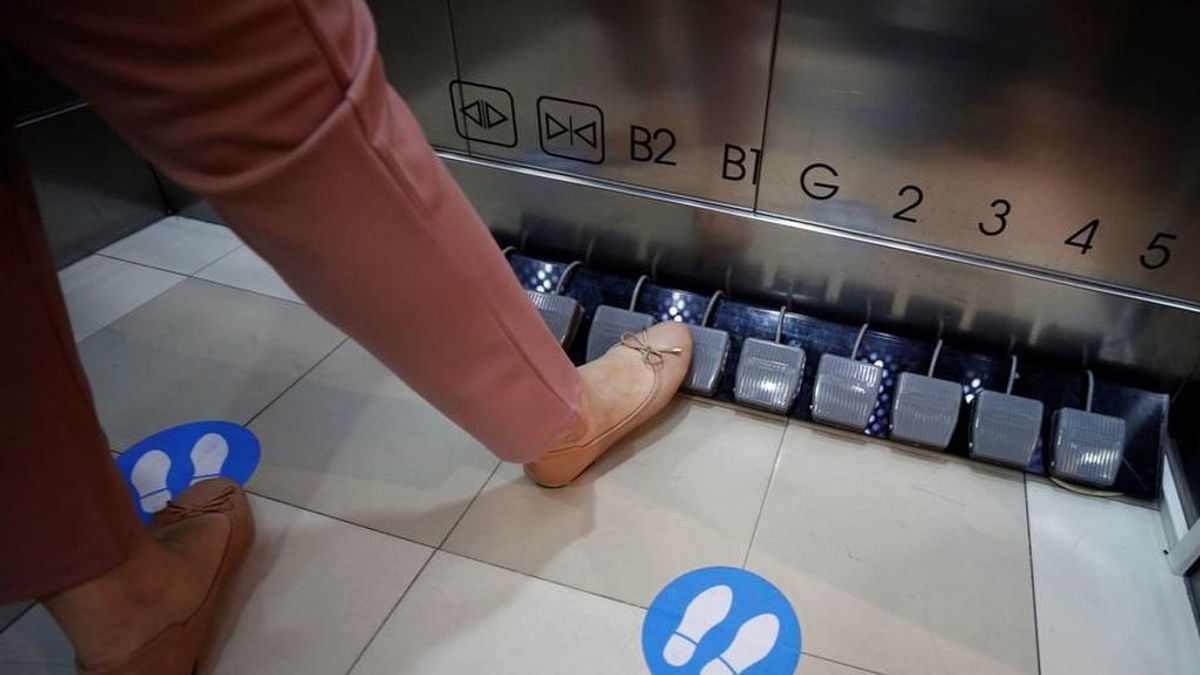 Sustituyen los botones de ascensor por pedales en Tailandia para prevenir el coronavirus