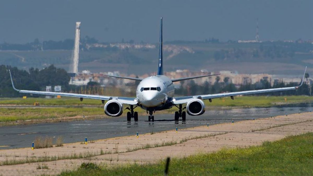 EasyJet reanudará algunos vuelos a partir del 15 de junio: tripulantes y pasajeros deberán llevar mascarillas