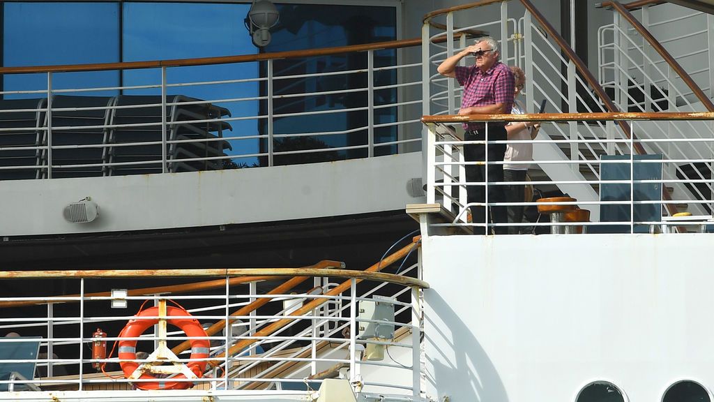 Un crucero con 400 personas, en cuarentena en Barcelona tras el positivo de una tripulante Un crucero con 400 personas, en cuarentena en Barcelona tras el positivo de una tripulante