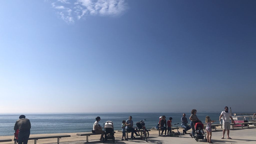Familias pasean por paseo marítimo de Barcelona Familias pasean por paseo marítimo de Barcelona