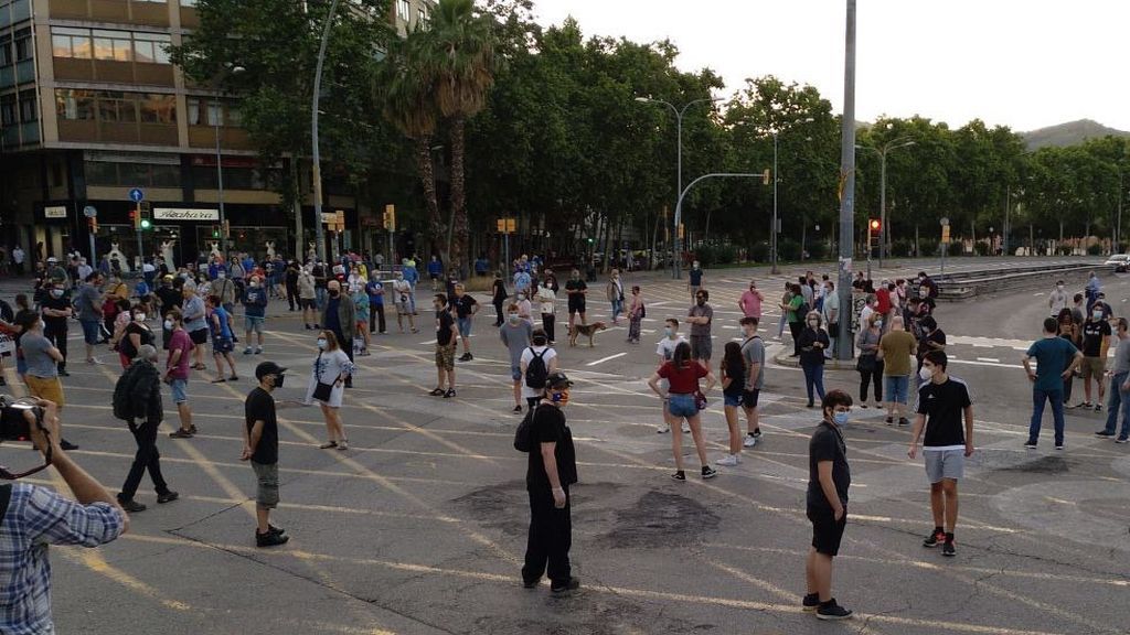 Un grupo de independentistas vuelve a cortar la avenida Meridiana de Barcelona Un grupo de independentistas vuelve a cortar la avenida Meridiana de Barcelona