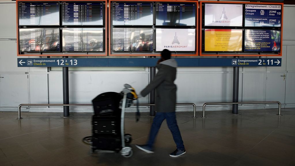 Francia responde a la decisión del Reino Unido de imponer una cuarentena a los viajeros extranjeros y también se la exigirá a los británicos Francia responde a la decisión del Reino Unido de imponer una cuarentena a los viajeros extranjeros y también se la exigirá a los británicos