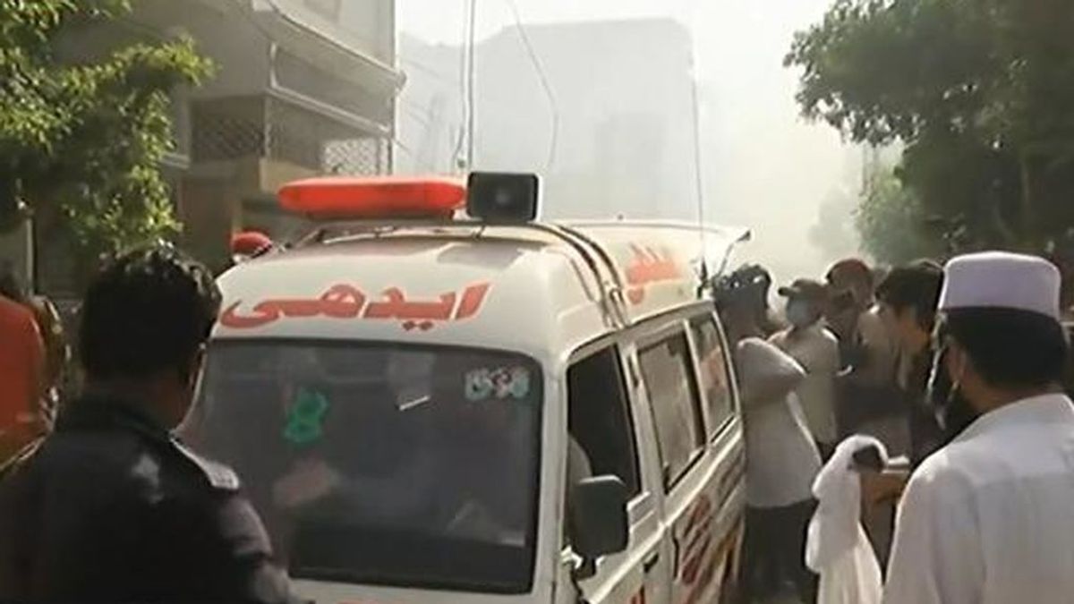 Un avión con 90 pasajeros se estrella en una zona residencial cerca de Karachi, en el sur de Pakistán