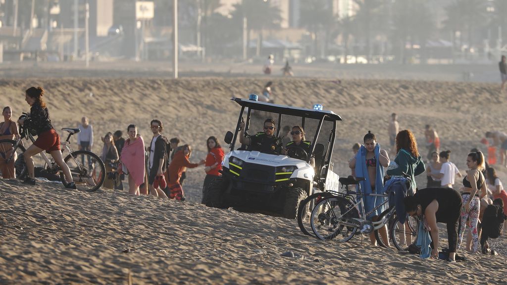 El protocolo de playas recomienda controlar aforos este verano y delimitar la zona de hamacas y sombrillas El protocolo de playas recomienda controlar aforos este verano y delimitar la zona de hamacas y sombrillas