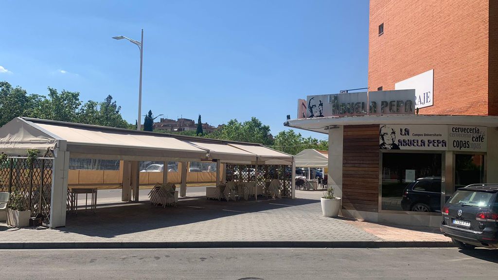 Un hostelero cierra su bar en Albacete: “No voy a ser yo quien estropee el trabajo hecho por sanitarios durante dos meses” Un hostelero cierra su bar en Albacete: “No voy a ser yo quien estropee el trabajo hecho por sanitarios durante dos meses”