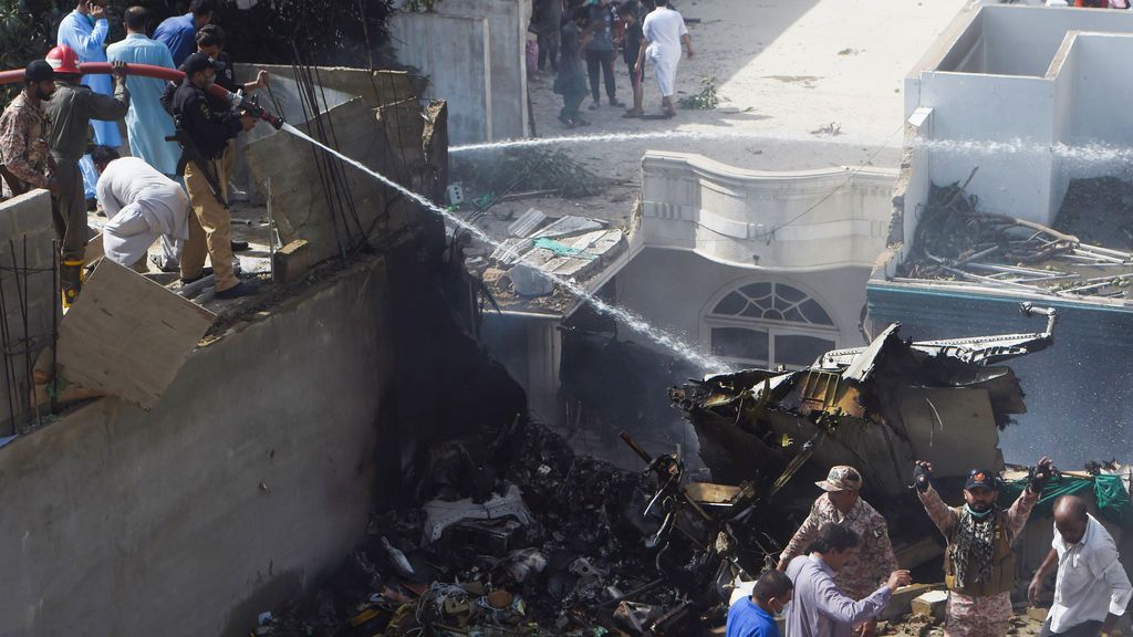 Se estrella un avión con 107 pasajeros cerca de Karachi en Pakistan Se estrella un avión con 107 pasajeros cerca de Karachi en Pakistan