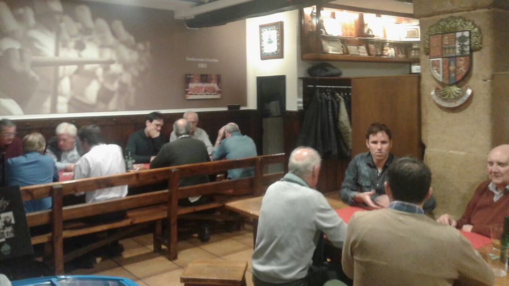 Comer a dos metros de distacia del otro es poco factible en lo txokos