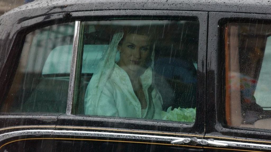 Letizia Ortiz, a su llegada (pasada por agua) a la Catedral de la Almudena