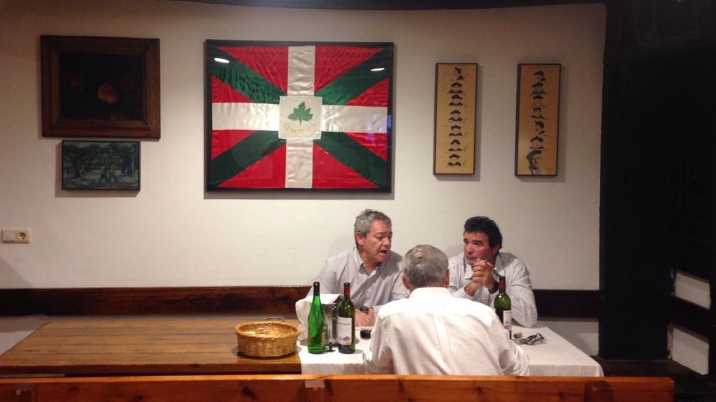 Socios de Gizartea disfrutando de una comida en la sociedad.