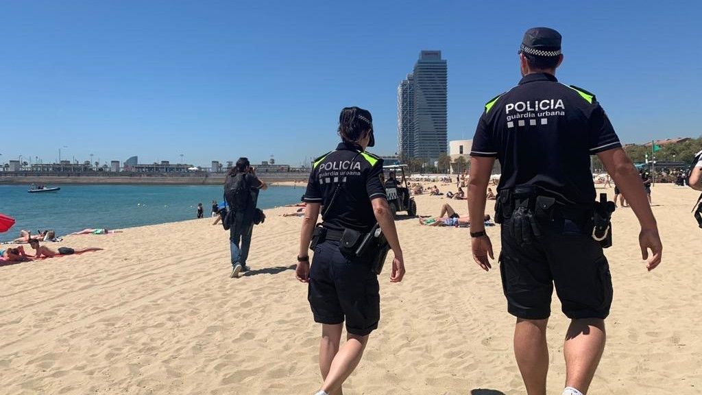 La Guàrdia Urbana desaloja bañistas de las playas en Barcelona La Guàrdia Urbana desaloja bañistas de las playas en Barcelona