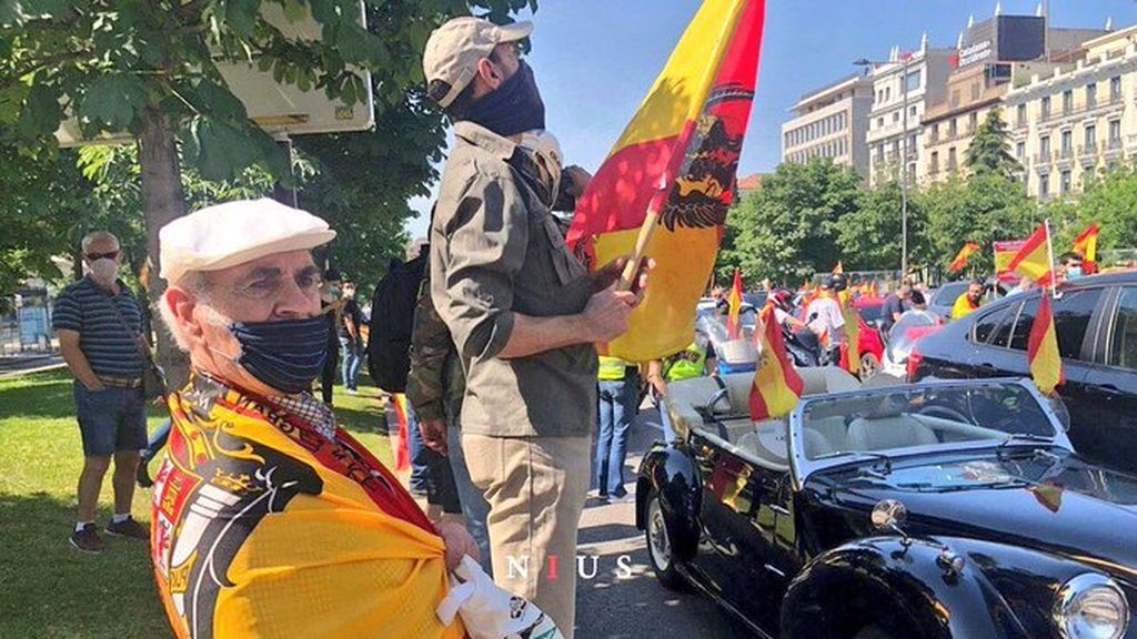 Manifestantes en Madrid con banderas preconstitucionales
