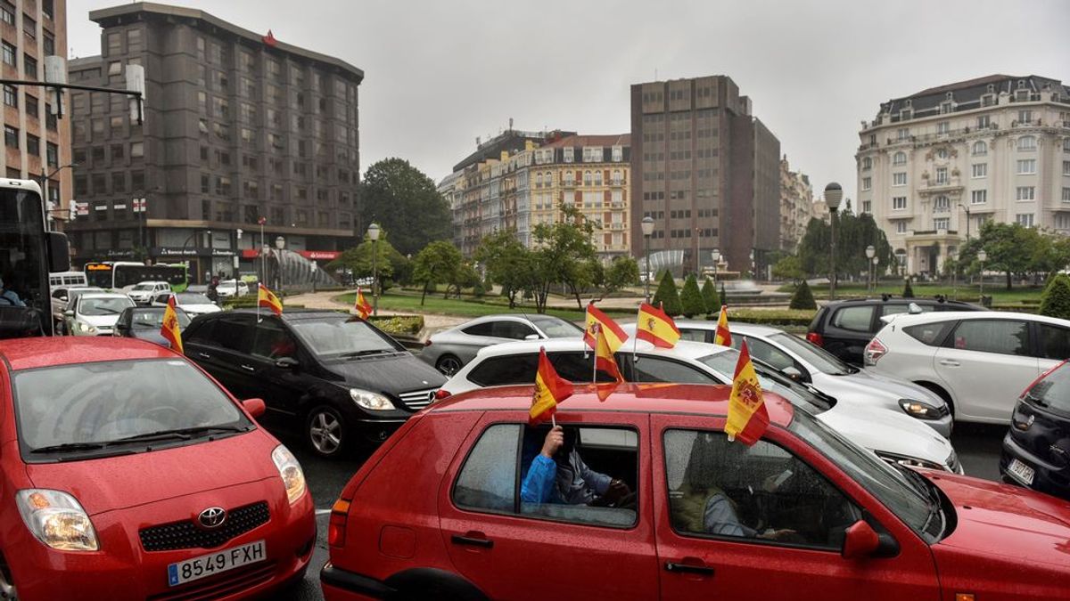 Detienen a un joven que protestaba por la caravana de Vox tras agredir a dos agentes en Bilbao