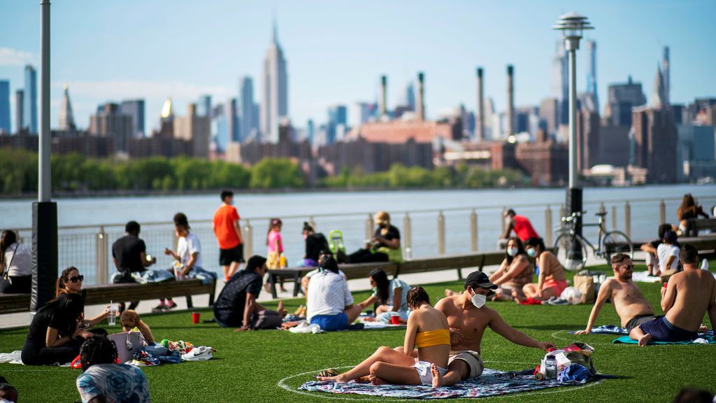 Nueva York baja de los 100 muertos diarios por coronavirus por primera vez desde finales de marzo Nueva York baja de los 100 muertos diarios por coronavirus por primera vez desde finales de marzo