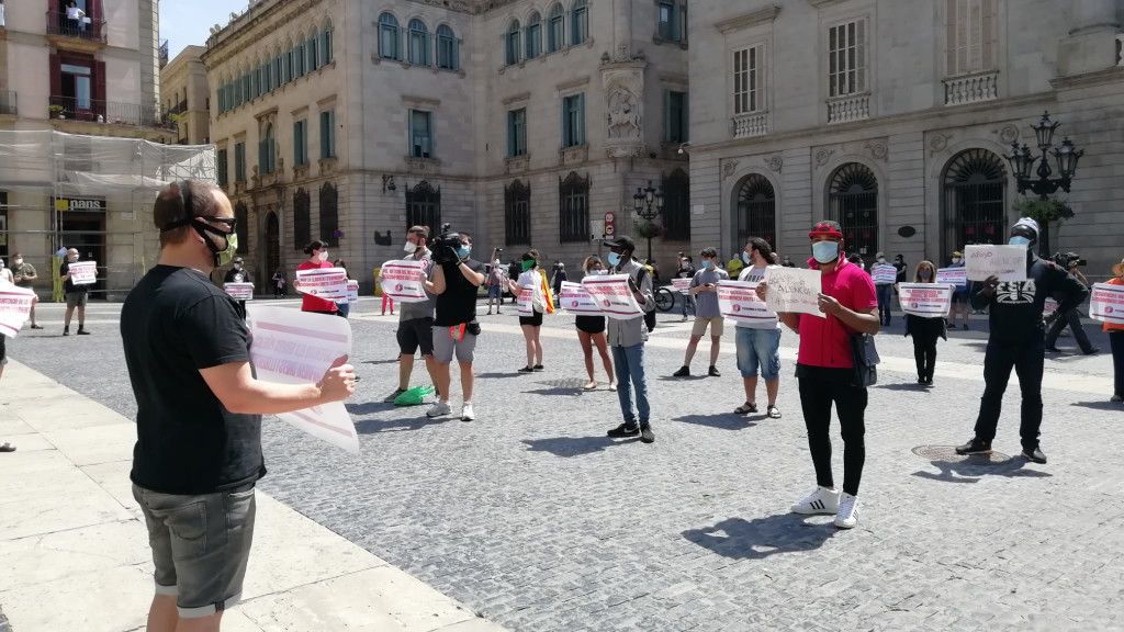 Un grupo de independentistas se manifiesta en Barcelona contra el "represivo" estado de alarma Un grupo de independentistas se manifiesta en Barcelona contra el "represivo" estado de alarma