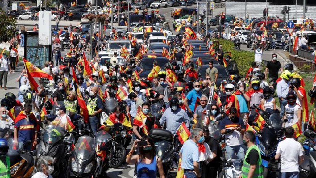 La manifestación contra el Gobierno organizada por Vox recorre las calles de Madrid
