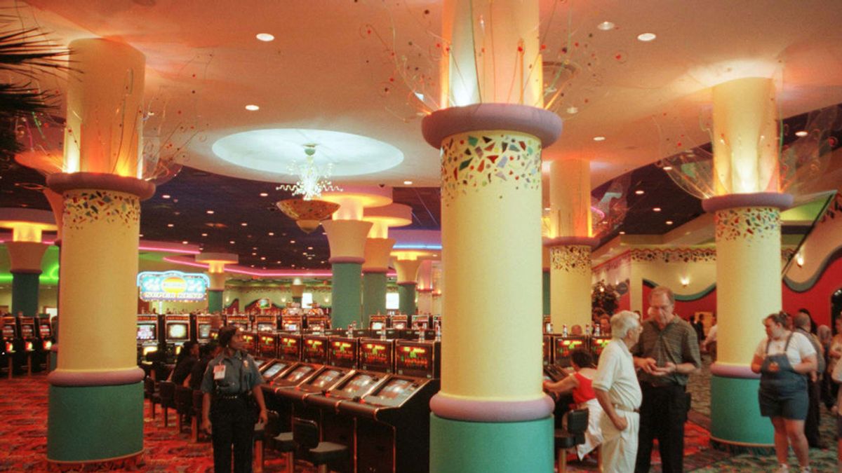 Caravanas kilométricas y horas de espera en el único casino que ha reabierto en Miami