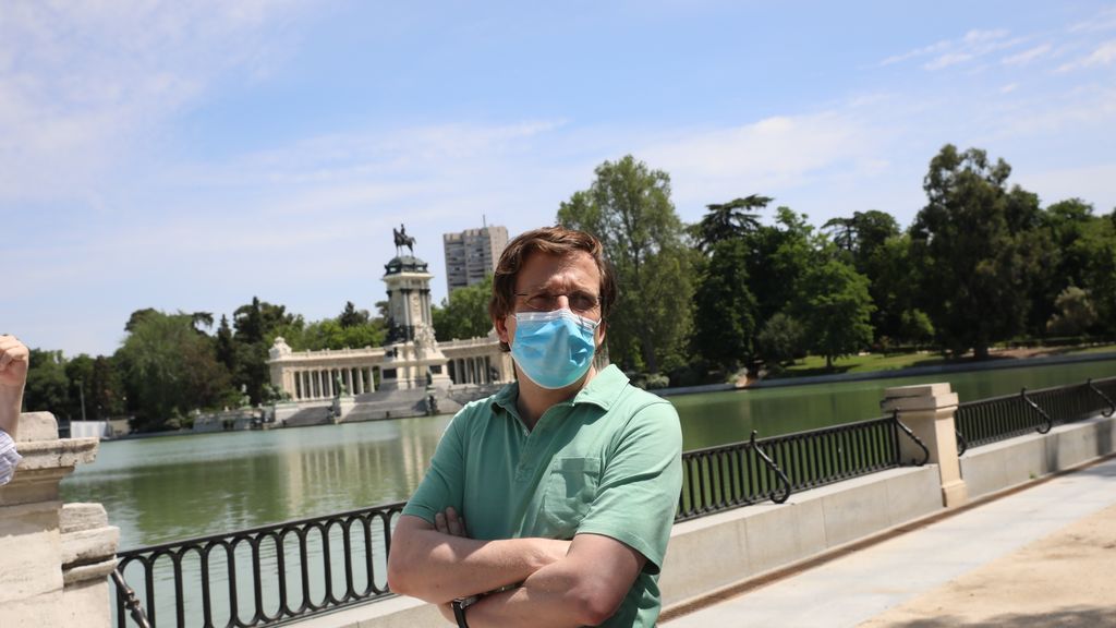 El alcalde de Madrid, José Luis Martínez Almeida, visita el parque del Retiro un día antes de la reapertura