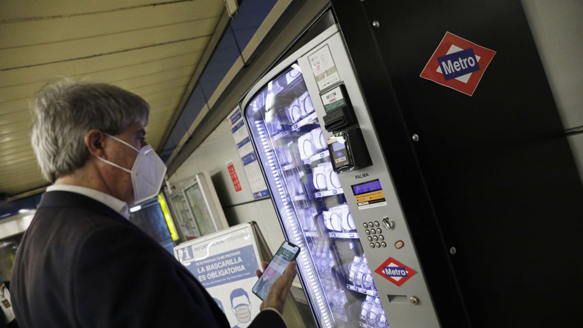 Metro de Madrid instala máquinas de venta de mascarillas e hidrogel en las estaciones más concurridas