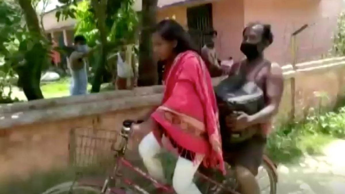Una niña india recorre 1.200 kilómetros en bicicleta en una semana con su padre enfermo detrás