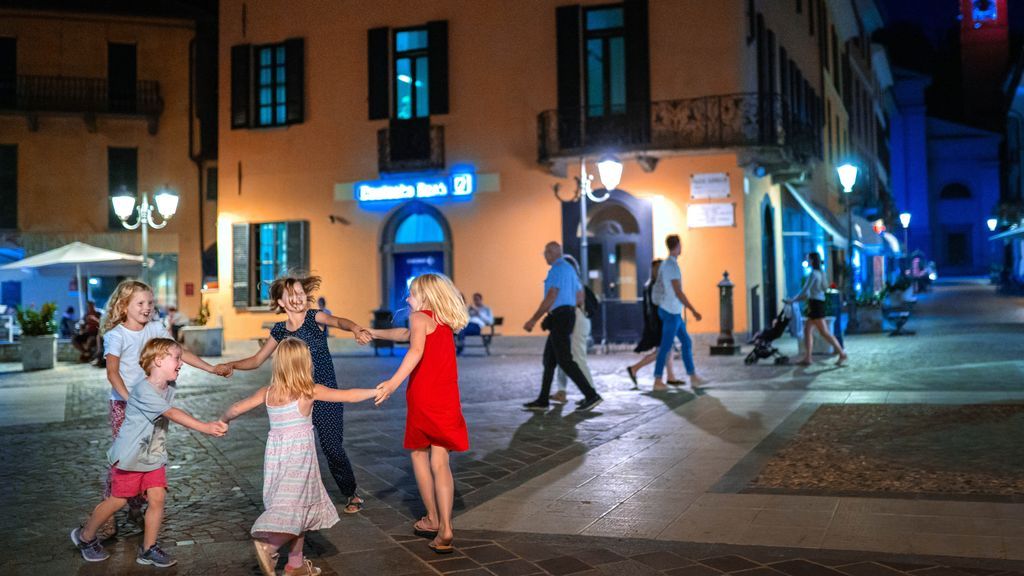 Niños jugando cerca del lago Como, en el norte de Italia