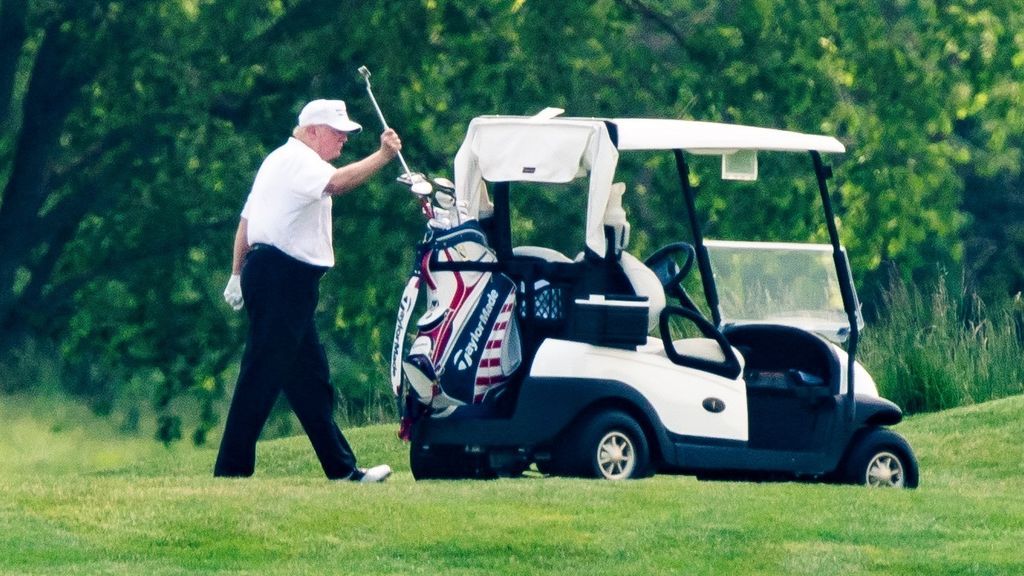 Trump vuelve a jugar al golf en plena pandemia tras dos meses de parón