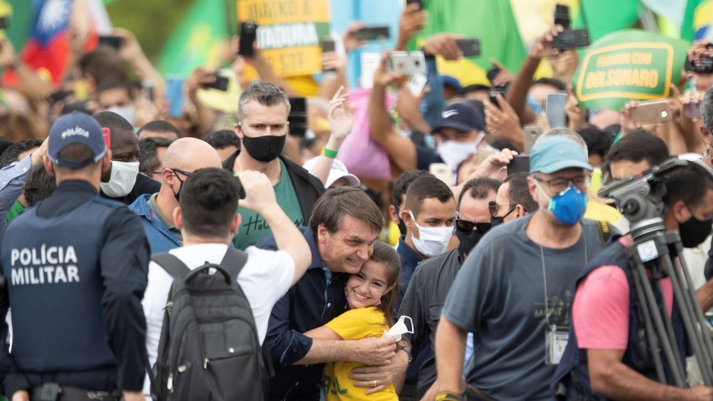 Bolsonaro ignora las recomendaciones y se mezcla en una multitudinaria manifestación