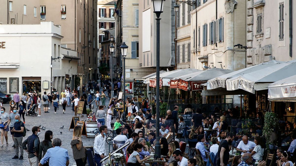 Roma multará con hata 500 euros a quienes tiren mascarillas o guantes al suelo Roma multará con hata 500 euros a quienes tiren mascarillas o guantes al suelo
