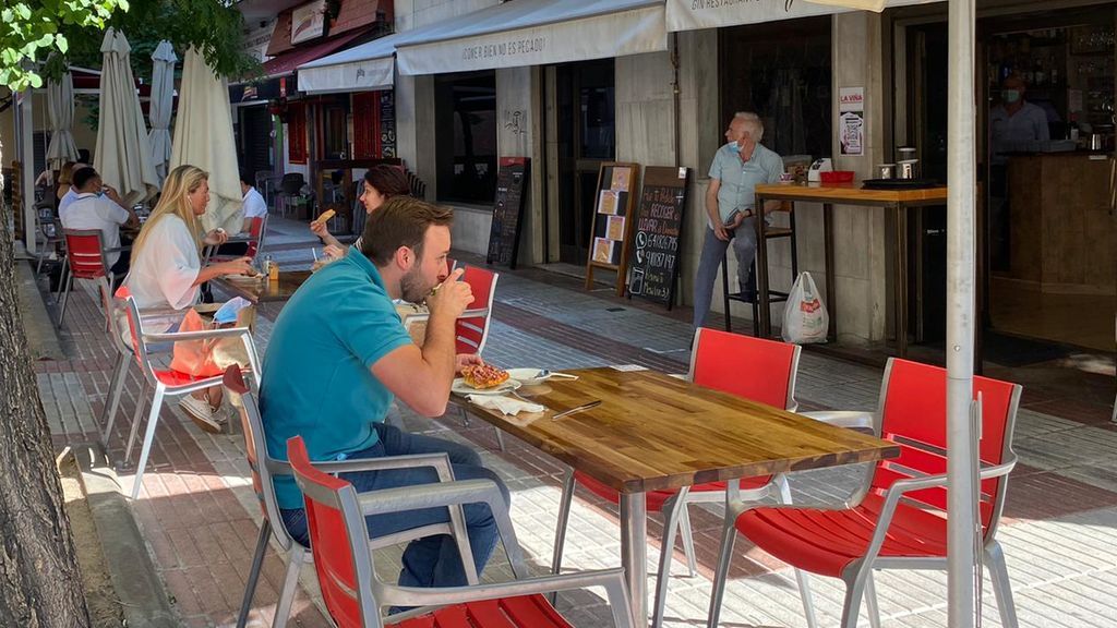 Primer desayuno en una terraza de Madrid.