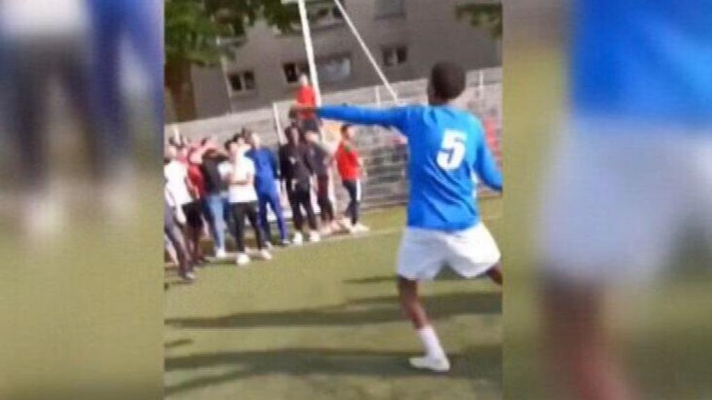 Cientos de personas en un partido ilegal de fútbol en Estrasburgo