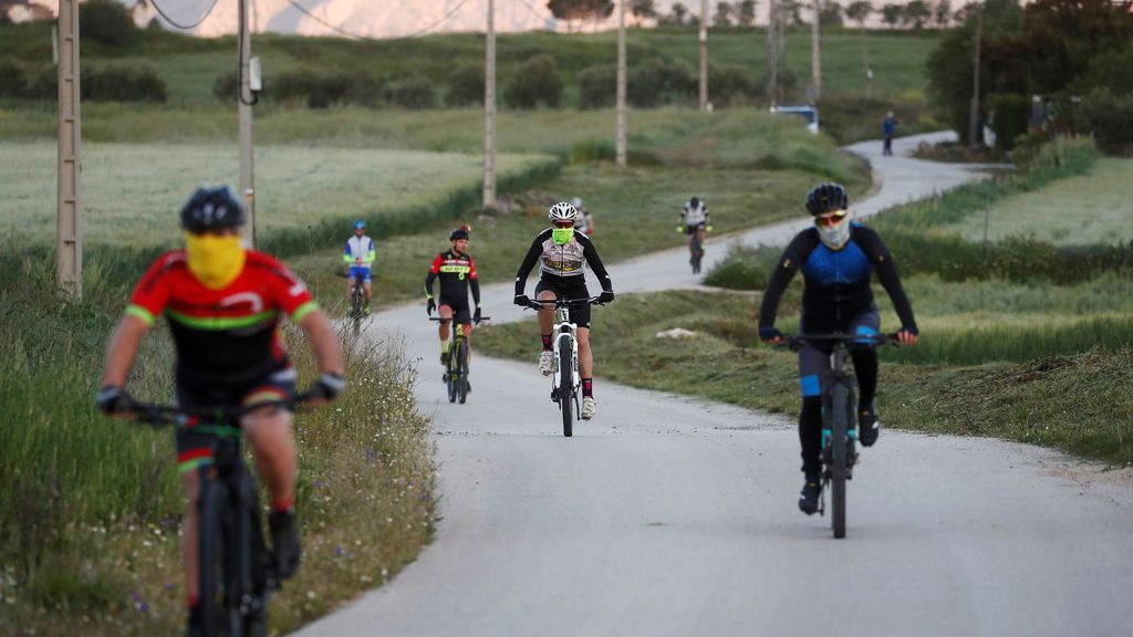 Varios ciclistas circulando por un camino