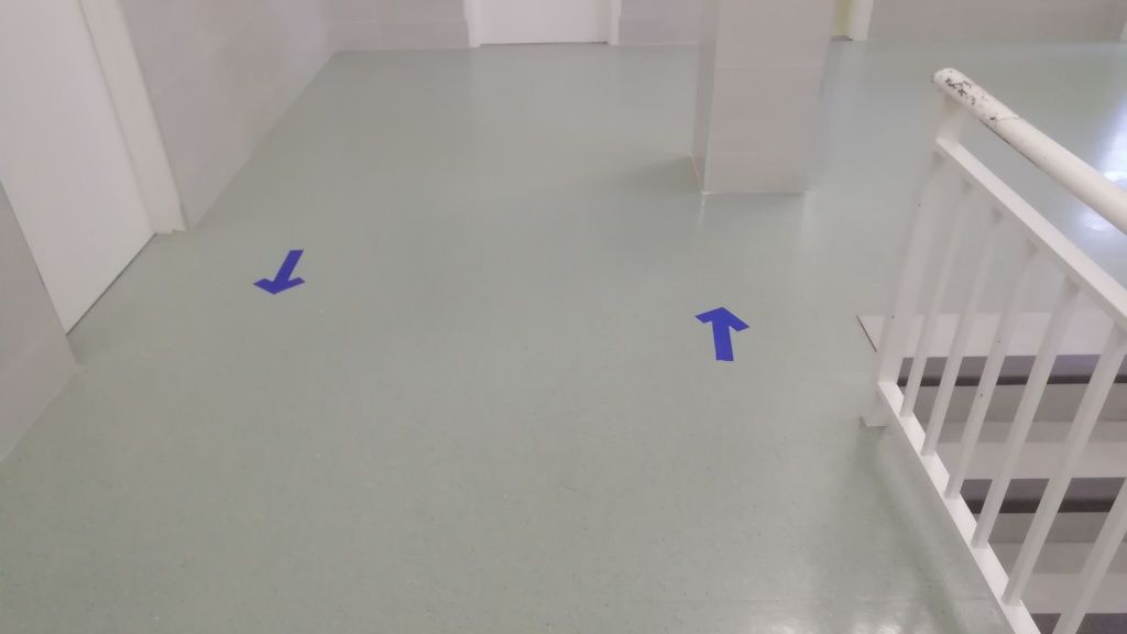 Flechas en el suelo para dirigir los desplazamientos y mantener las distancias