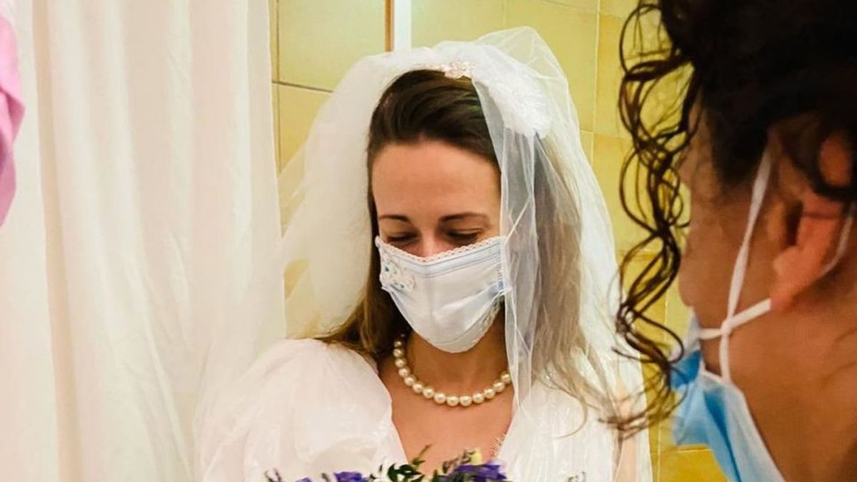 Emotiva sorpresa a una enfermera del Hospital Clínic de Barcelona que tuvo que cancelar su boda