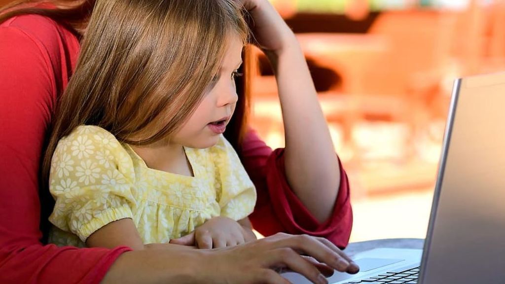Padres, teletrabajando, con niños en casa: "Estamos agotados y estresadísimos. Ha sido muy duro" Padres, teletrabajando, con niños en casa: "Estamos agotados y estresadísimos. Ha sido muy duro"