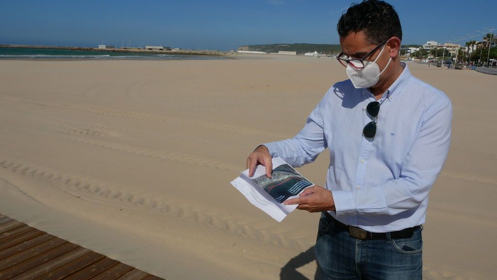 El alcalde de Barbate, con el plano de las zonas a delimitar en la playa