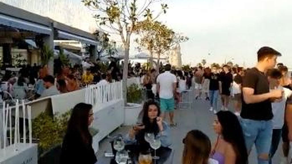 Desfase en Valencia: bares y paseo marítimo abarrotados en la zona de moda del puerto Desfase en Valencia: bares y paseo marítimo abarrotados en la zona de moda del puerto