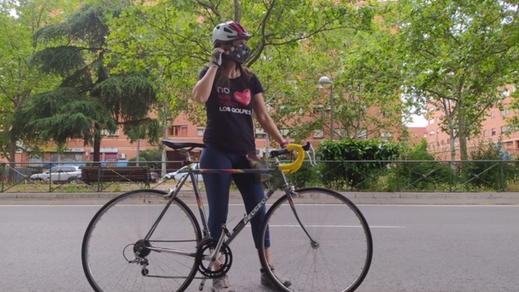 Sara, en su bici por las calles de Madrid
