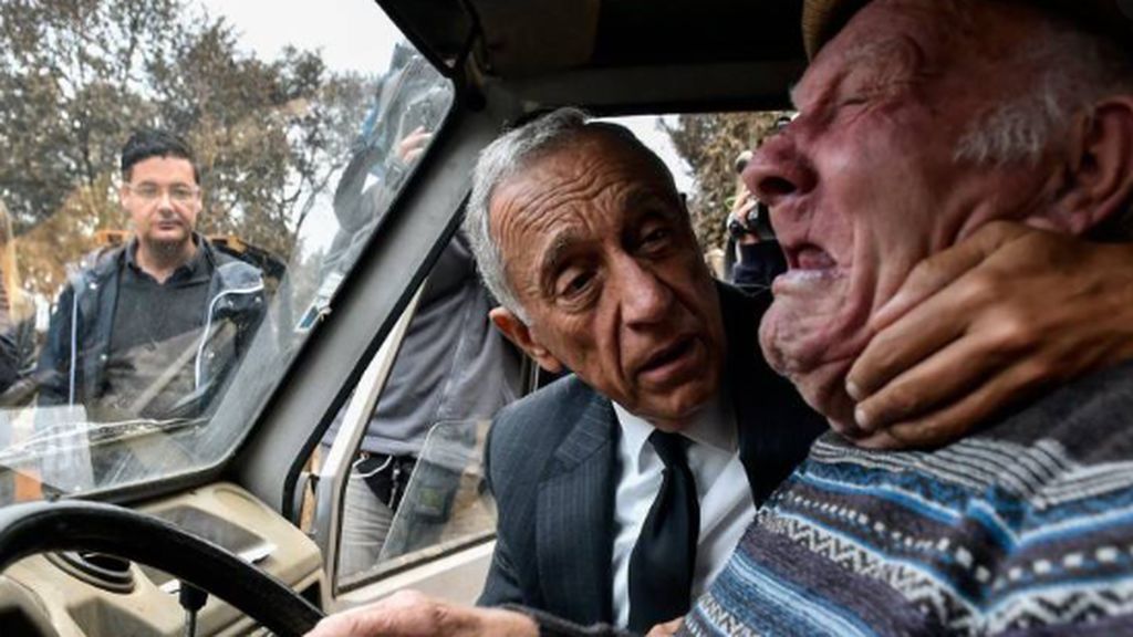 El presidente de Portugal consolando a un ciudadano