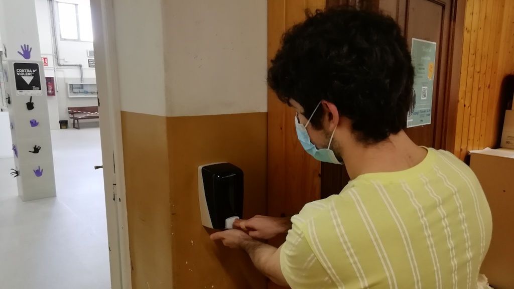 Un alumno se desinfecta las manos antes de entrar en clase