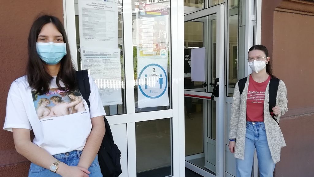Julia Pérez (a la izquierda) y Carmen Ogea (a la derecha) antes de entrar al instituto Fernando Wirtz