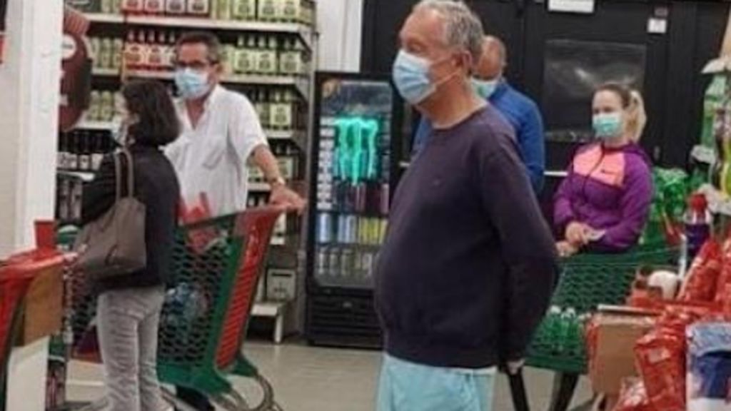 El presidente de Portugal haciendo cola en una tienda