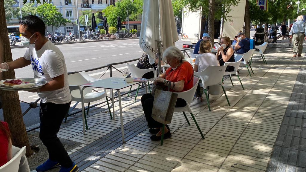 Terraza llena con cinco mesas en Madrid.