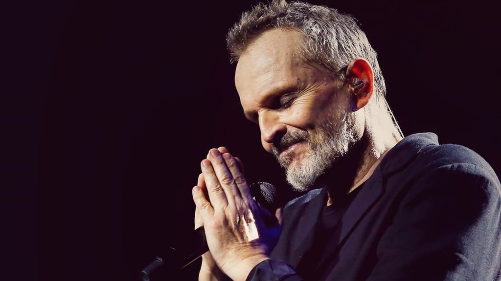 Miguel Bosé se ríe de si mismo: "Ahí vemos a un macho alfa exhibiendo su plumaje"