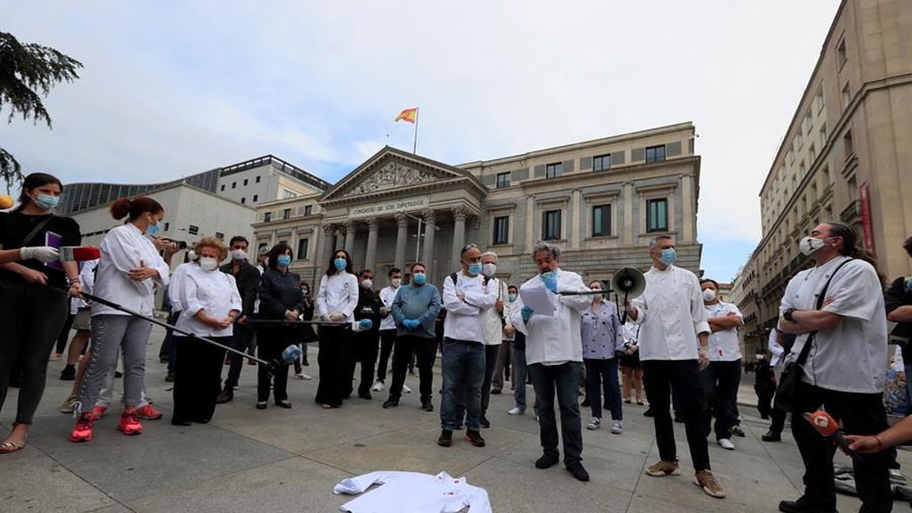 200 chefs, muchos con Estrellas Michelín, reclaman medidas para recuperar el sector a las puertas del Congreso