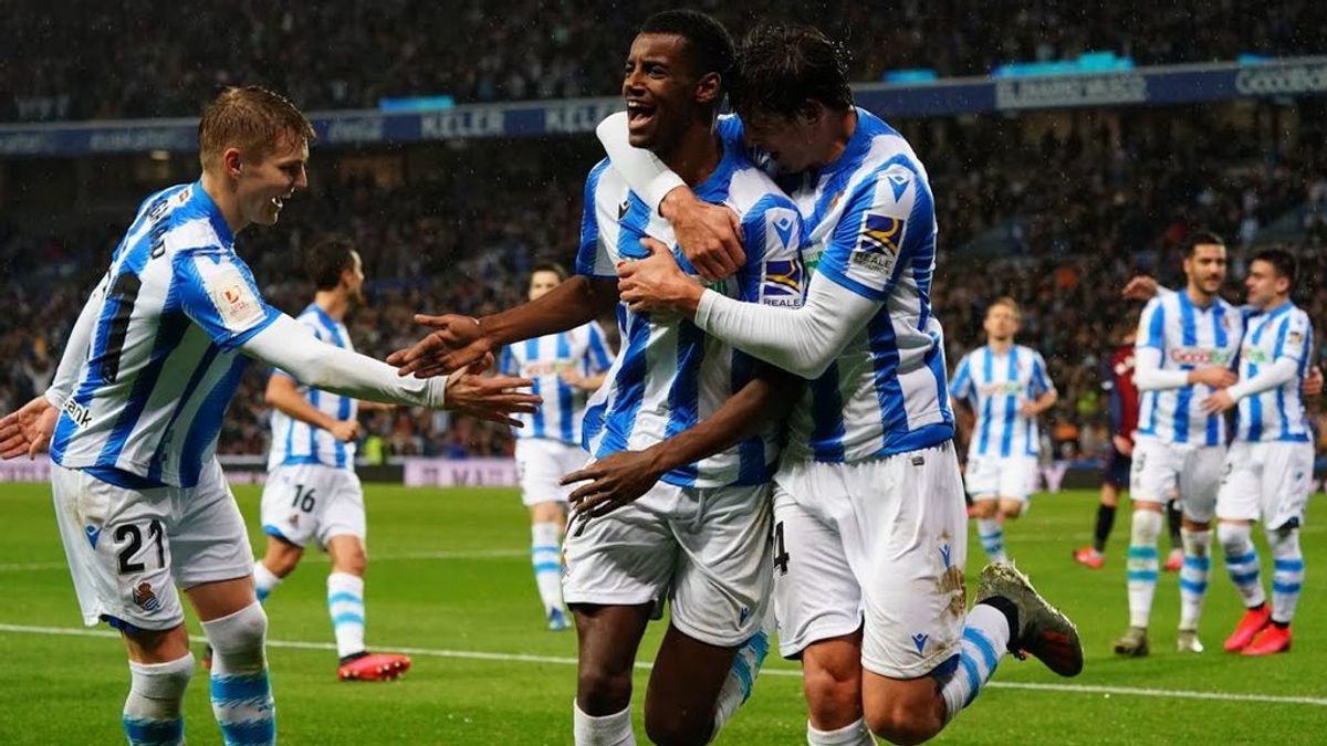 Jugadores de la Real Sociedad celebran un gol